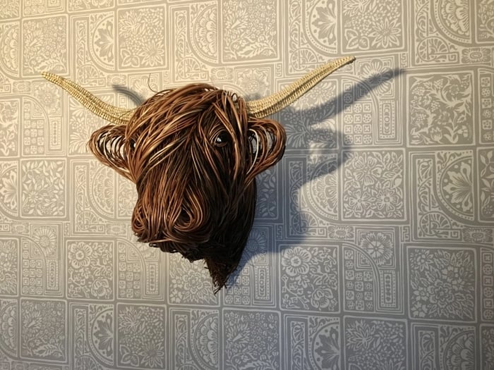 Toro Rustikale Wandskulptur: Handgefertigtes Kunstwerk aus Rattan