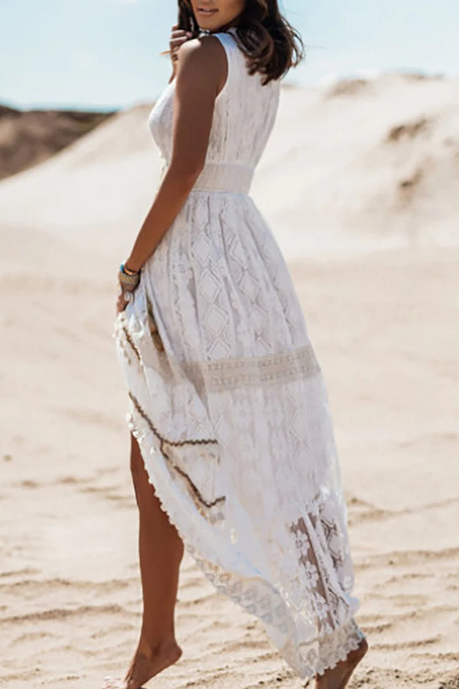 Kleid mit V-Ausschnitt und Spitze