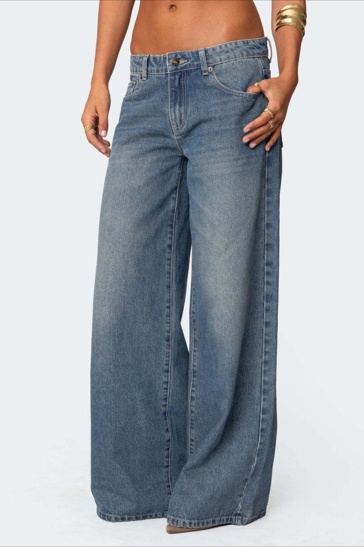 Jeans mit weitem Bein, niedriger Taille und Druck