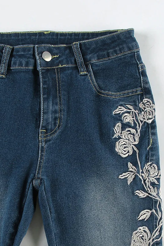 Jeans mit Stickerei in Blau