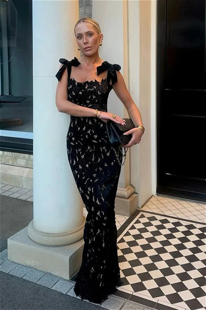 Ärmelloses Kleid mit Aussparungen, Blumenmuster und Spitze