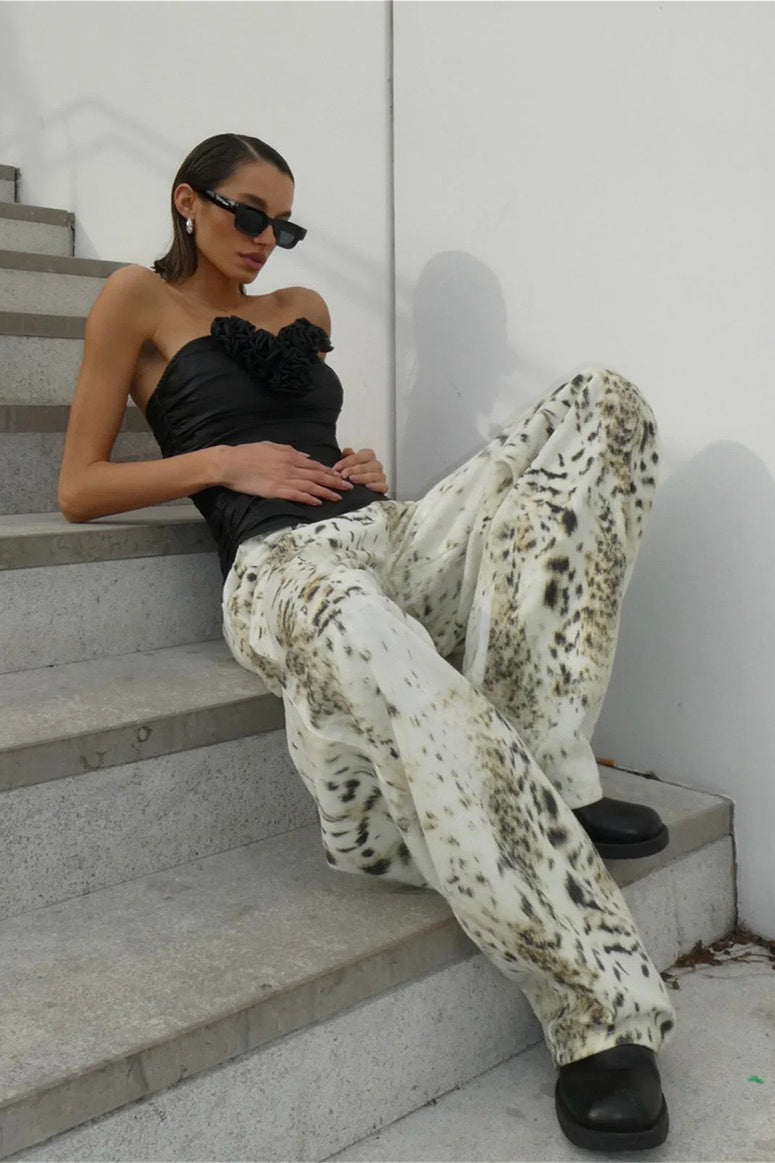 Jeans mit weitem Bein und Leopardenmuster in Weiß