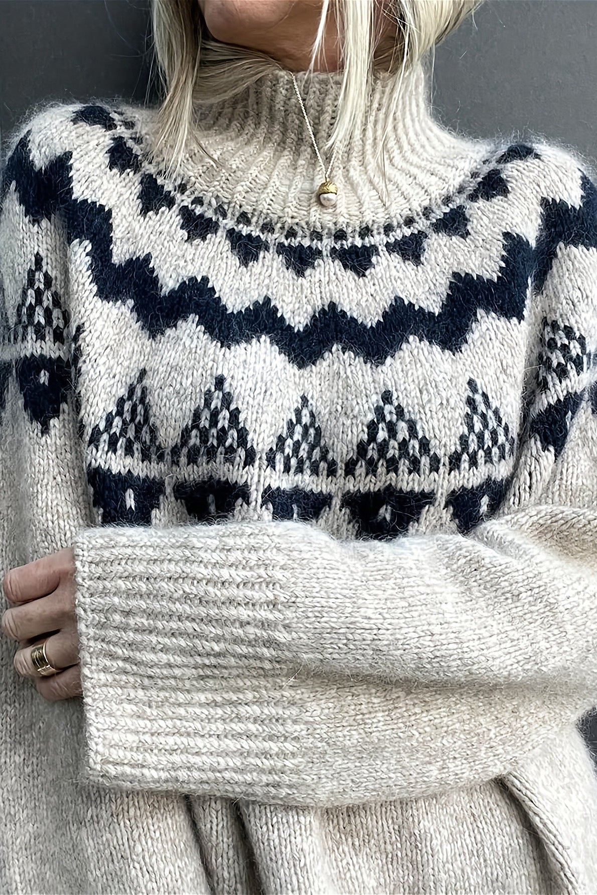 Locker geschnittener Pullover mit Strickstruktur in Grau
