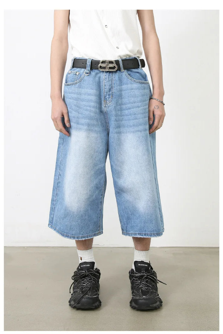 Locker geschnittene Jeans mit kurzem Schnitt