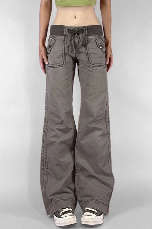 Jeans mit niedriger Taille und Taschen in Grau