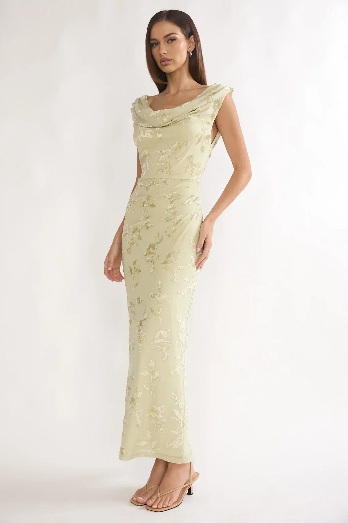 Samt-Maxikleid mit Wasserfall-Ausschnitt und Blumenmuster