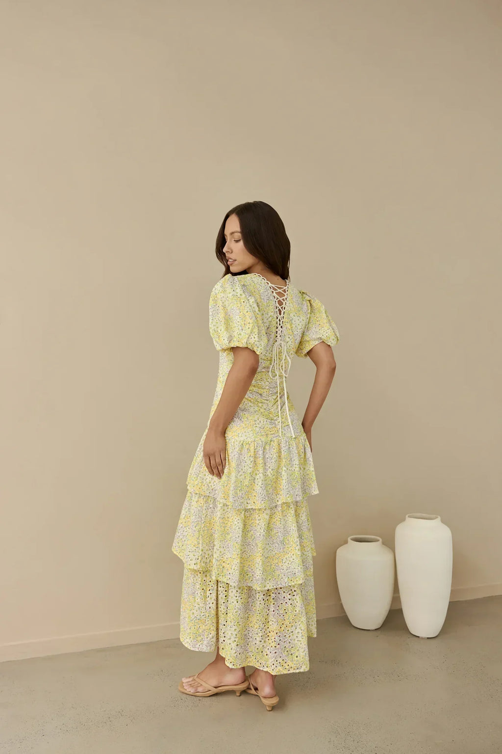 Corinna – Spitzen-Maxikleid mit Puffärmeln und Volants