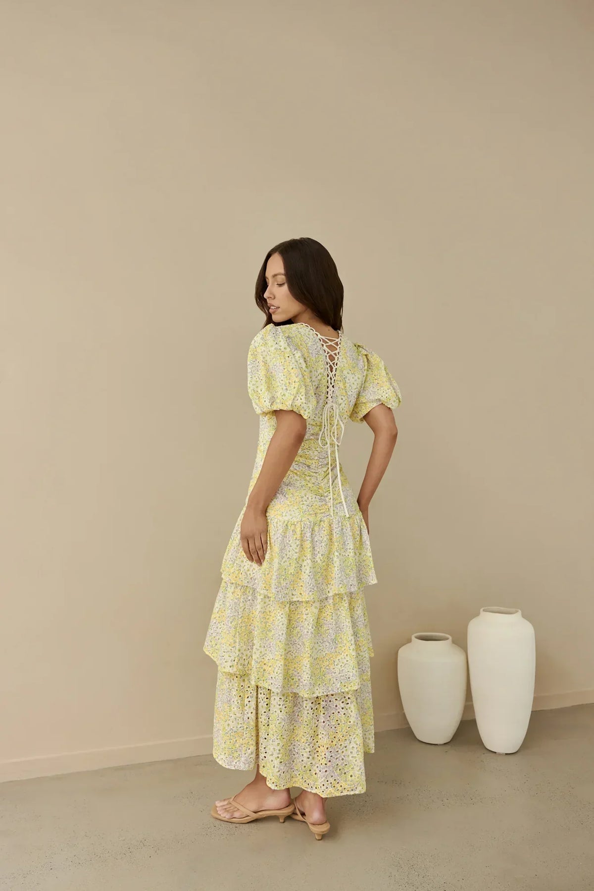 Corinna – Spitzen-Maxikleid mit Puffärmeln und Volants