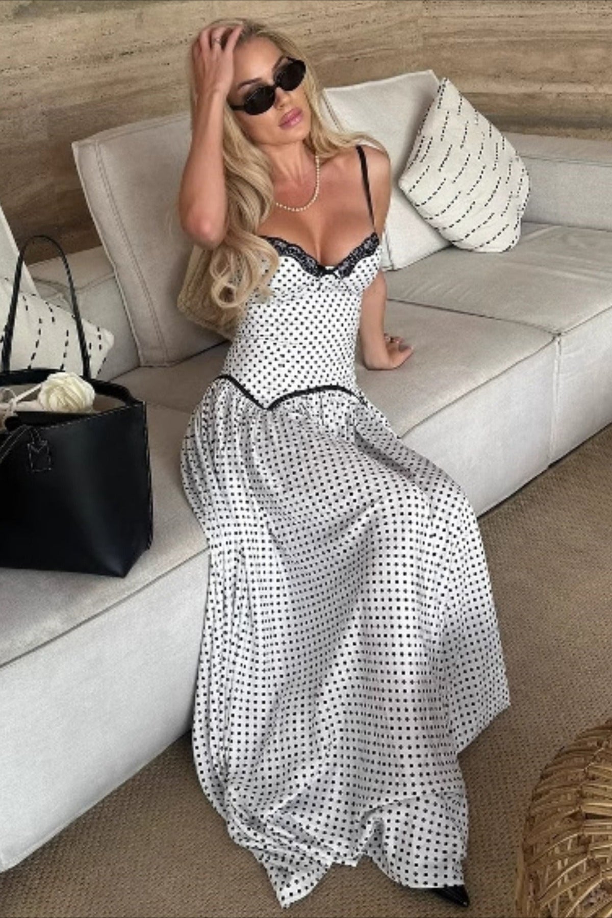 Figurbetontes Maxikleid mit Punktemuster in Weiß