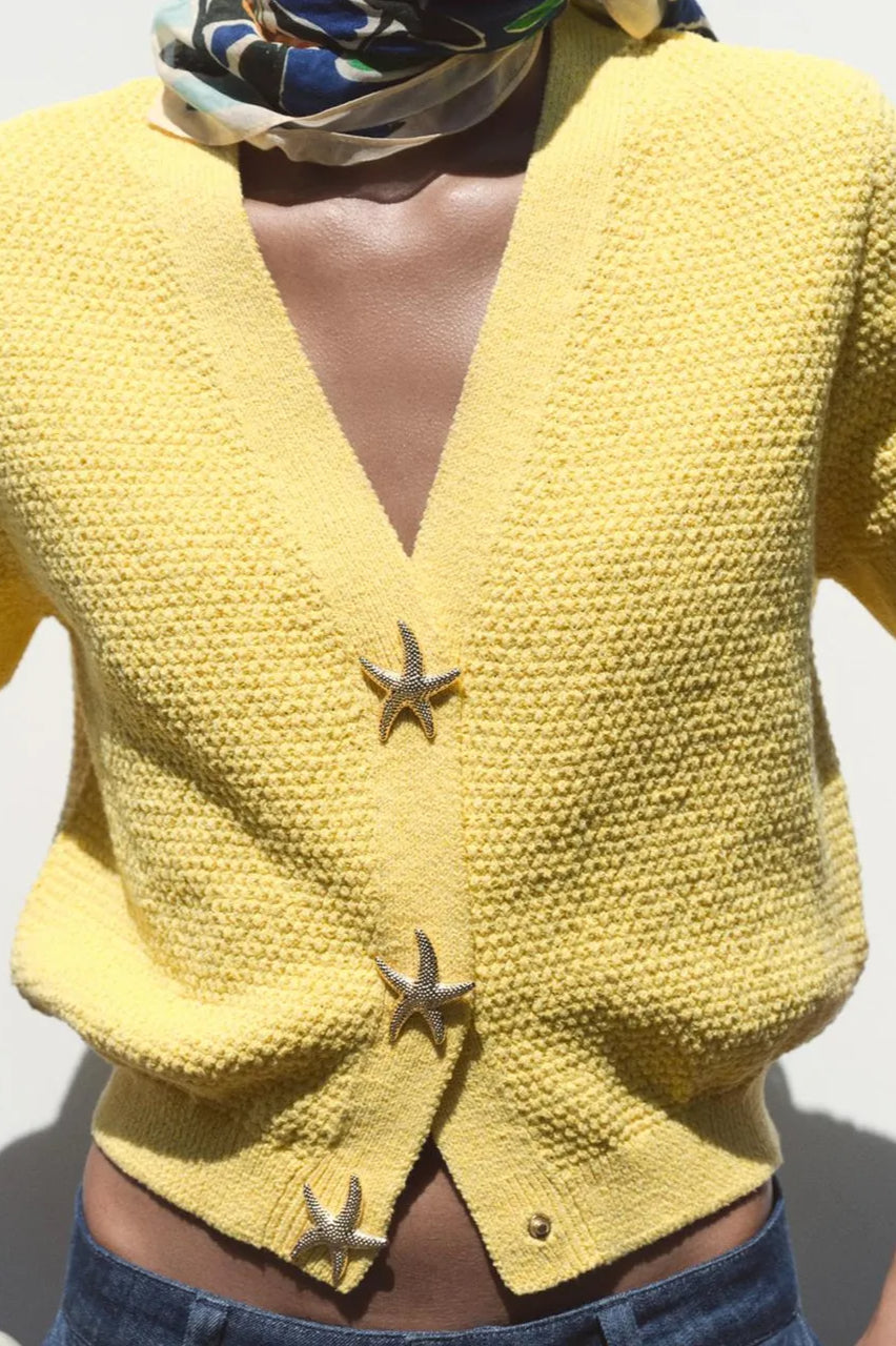 Strickjacke mit kurzen Ärmeln, Knopfdetails und Strickstruktur
