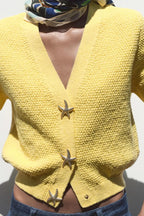 Strickjacke mit kurzen Ärmeln, Knopfdetails und Strickstruktur