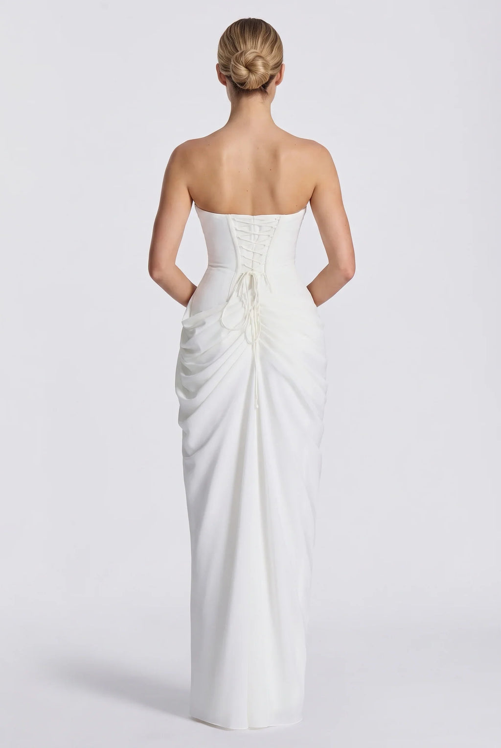 Splitted – Spitzen-Maxikleid mit Beinschlitz und Korsett-Schnürung