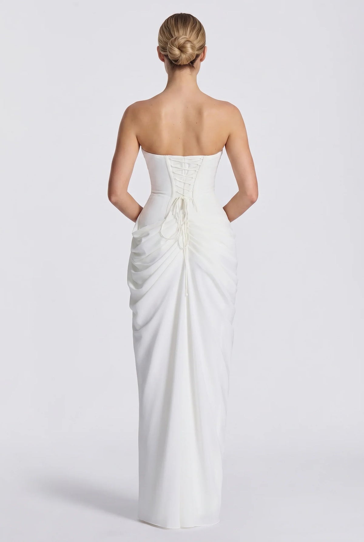 Splitted – Spitzen-Maxikleid mit Beinschlitz und Korsett-Schnürung