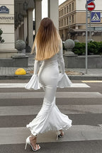 Midikleid mit V-Ausschnitt, Trompetenärmeln und ausgestelltem Schnitt