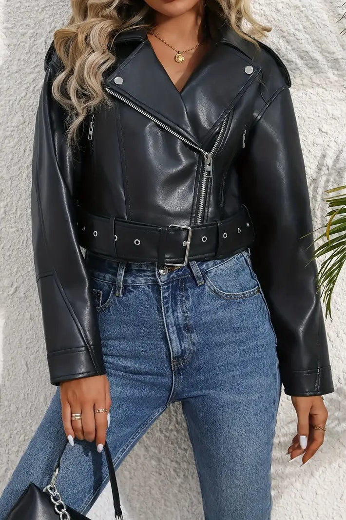 Jacke mit kurzem Schnitt und Kunstleder in Schwarz