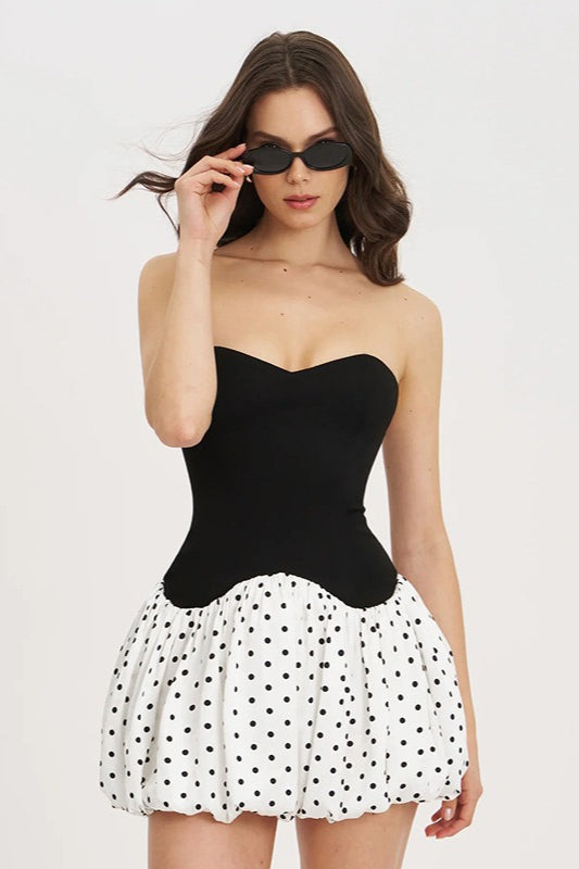 Trägerloses Minikleid mit Punktemuster in Schwarz