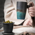Handgefertigte Keramische Teetasse mit Sieb – Authentisches Design sowie Praktische Nutzung