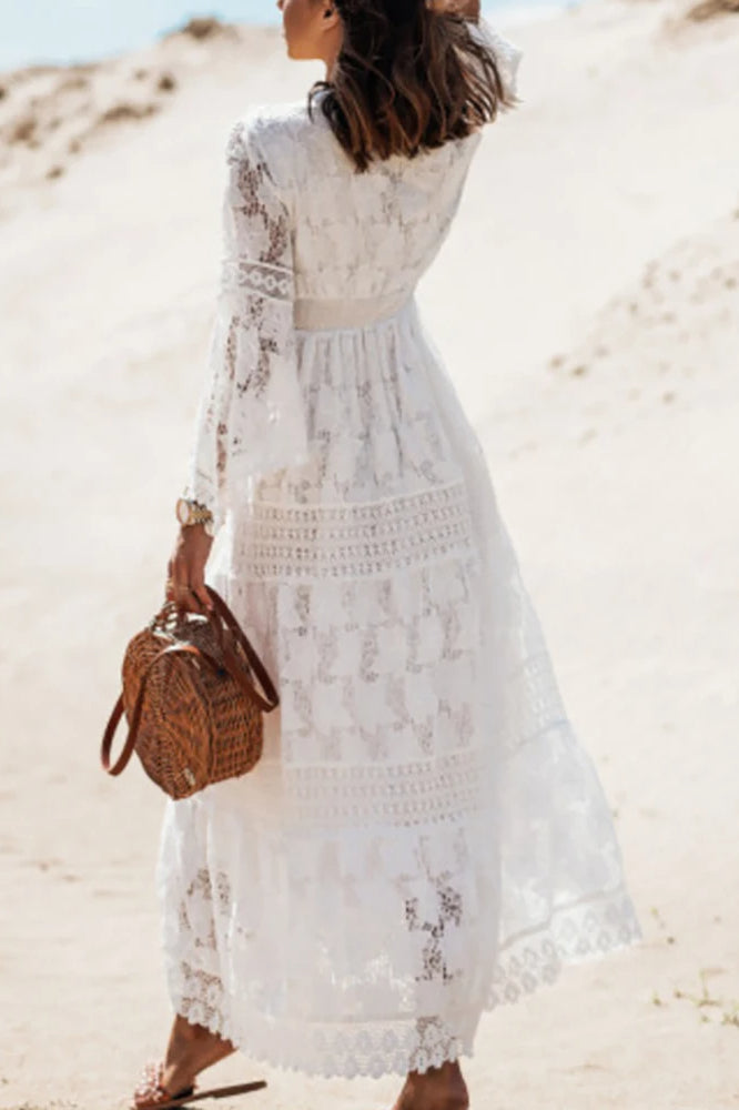 Kleid mit V-Ausschnitt und Spitze