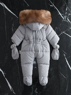 Frosty Baby Strampler – Luxus Winteroverall inklusive Kapuze für die kälteren Monate