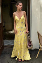 Kleid mit Blumenmuster in Gelb mit V-Ausschnitt