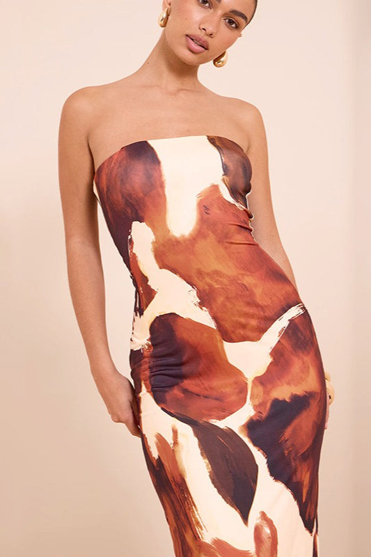 Schulterfreies Maxikleid mit Druck in Braun