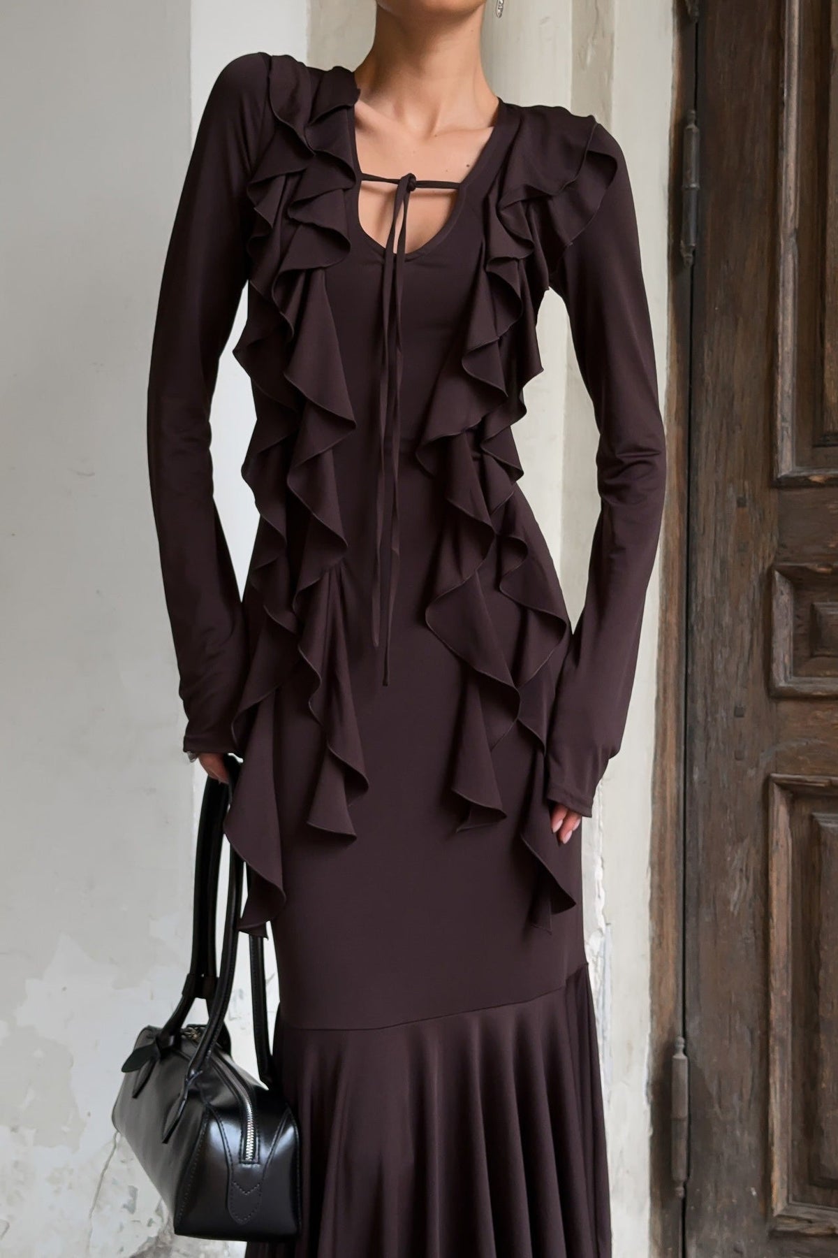 Maxikleid mit V-Ausschnitt und Rüschen in Braun