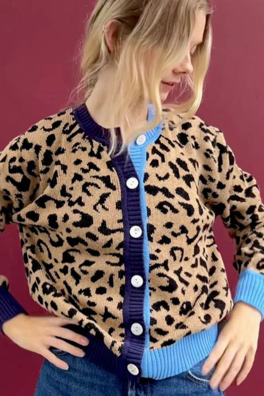 Strickjacke mit Leopardenmuster und Strickstruktur