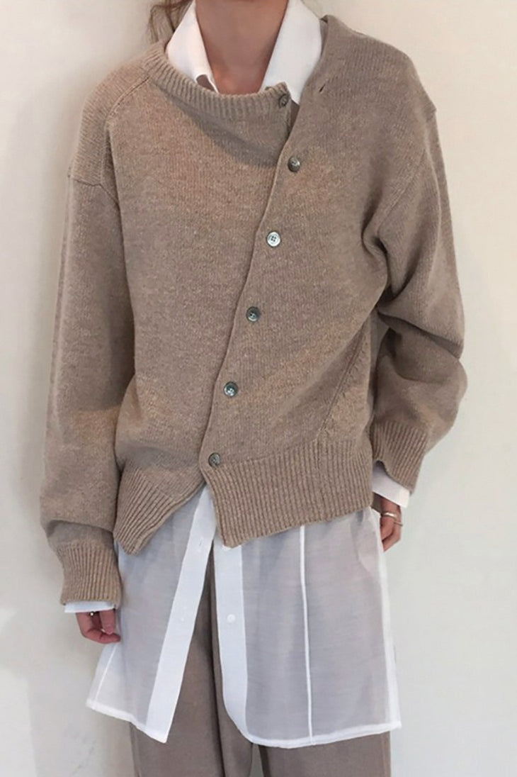 Asymmetrischer Pullover mit Rundhalsausschnitt, Knopfdetails und Strickstruktur