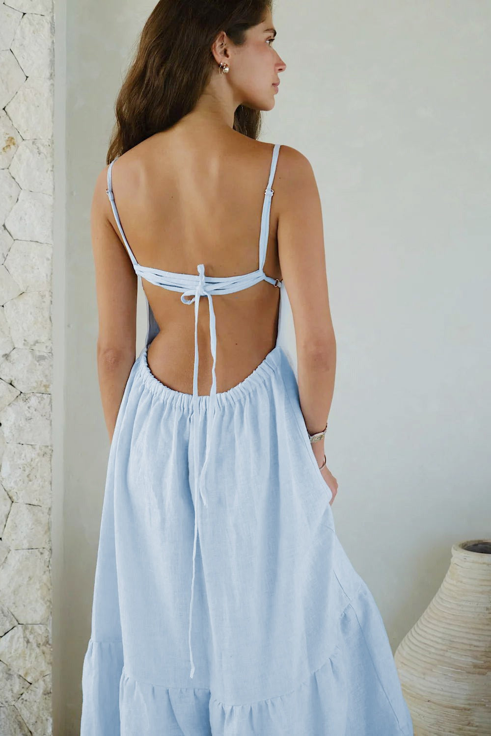 Rückenfreies Maxikleid mit Rüschen in Weiß