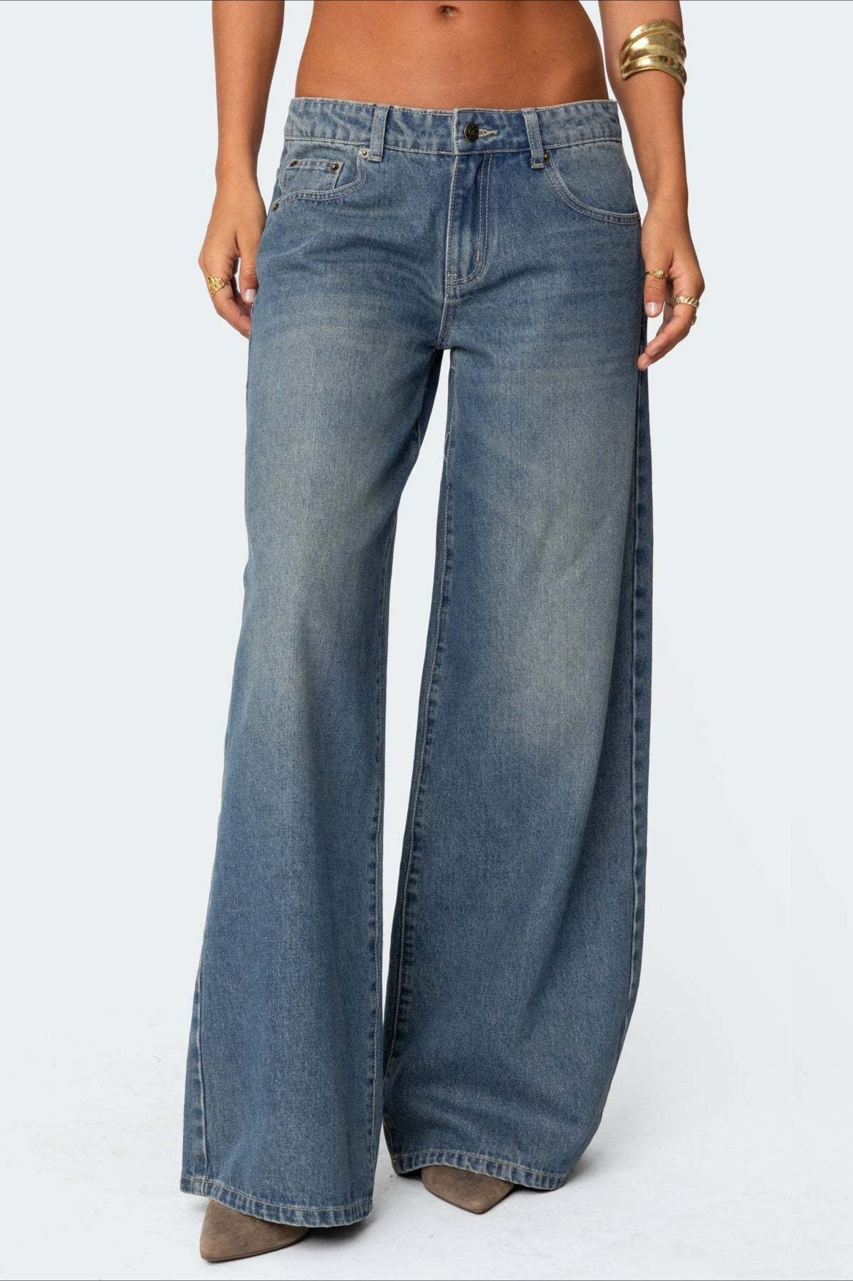 Jeans mit weitem Bein, niedriger Taille und Druck