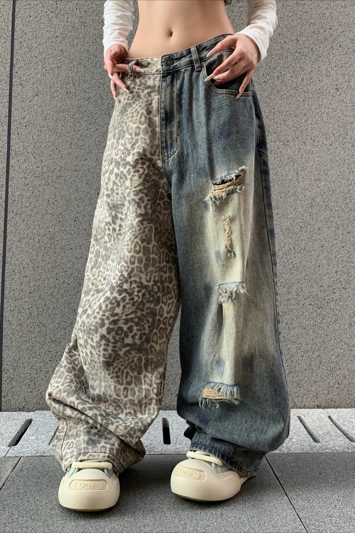 Jeans mit weitem Bein und Leopardenmuster in Blau
