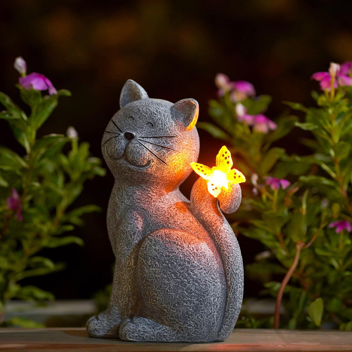 Verzauberte Katze inklusive Schmetterling – Stimmungsvolles Licht für deinen Garten
