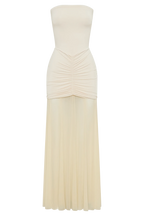Caspian – Schulterfreies Maxikleid mit Mesh-Akzenten