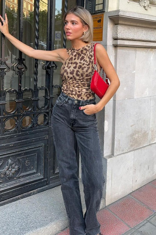 Body mit kurzem Schnitt, Raffung und Leopardenmuster