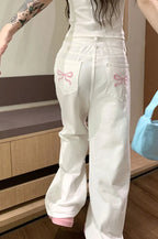 Jeans mit weitem Bein, Schleifendetail und Stickerei