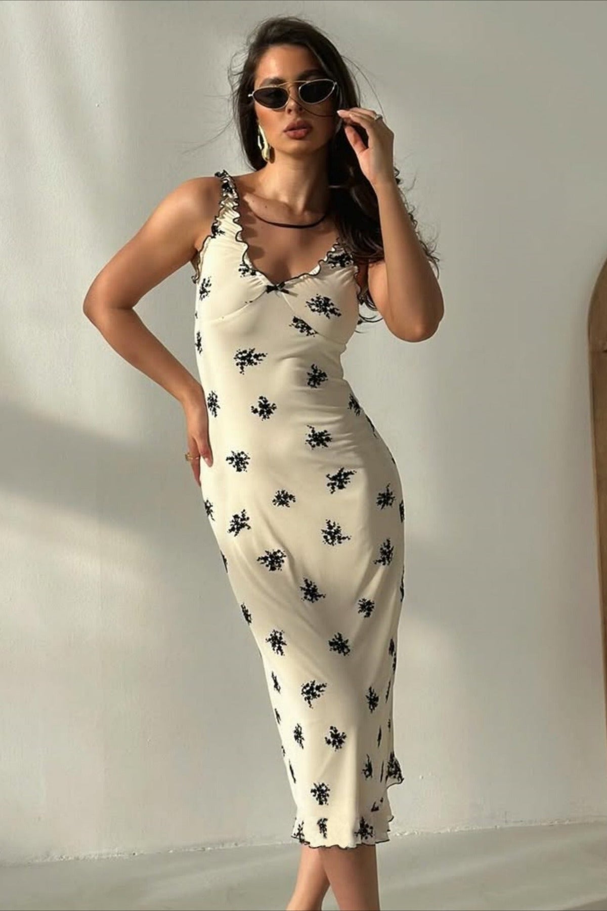 Figurbetontes Maxikleid mit V-Ausschnitt und Schleifendetail
