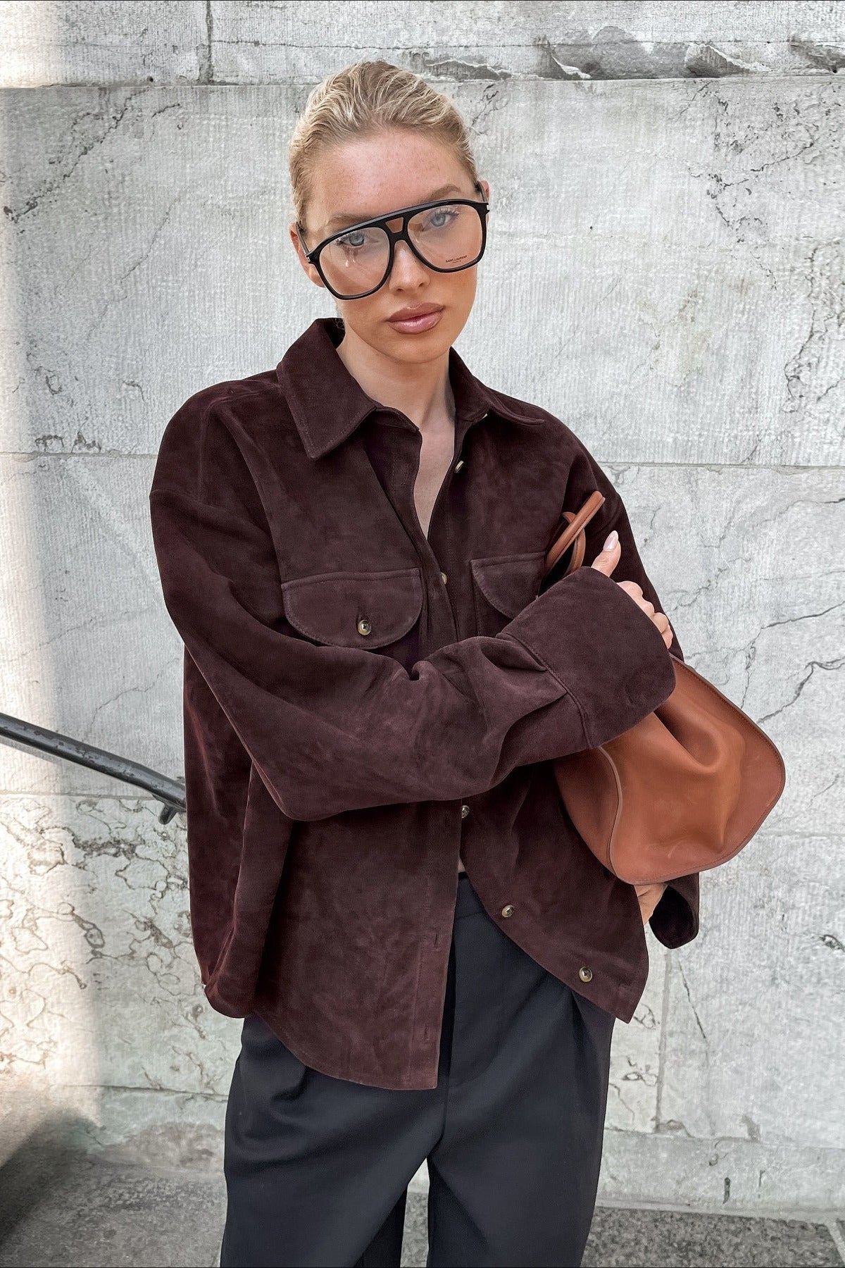 Locker geschnittene Jacke mit Wildleder in Braun mit Reverskragen