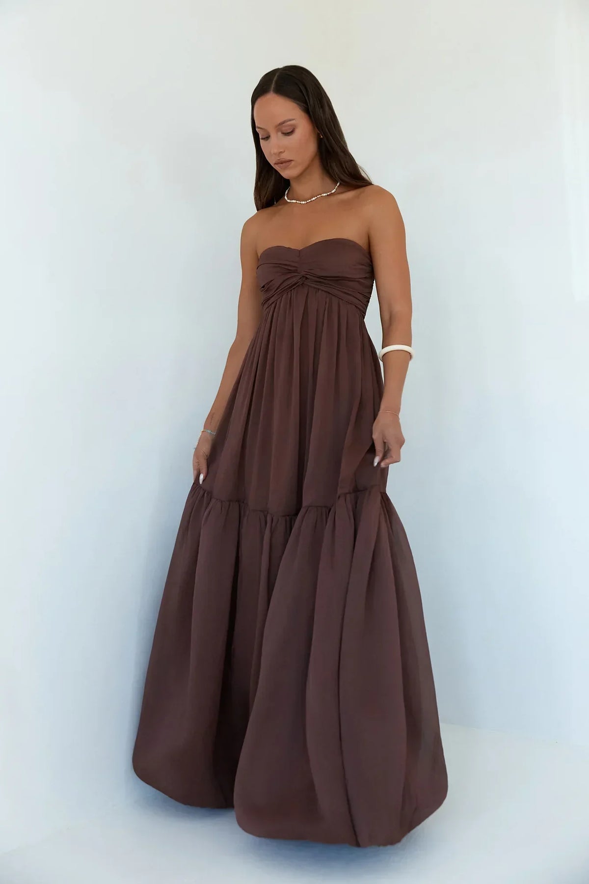Schulterfreies Maxikleid mit offenem Rücken