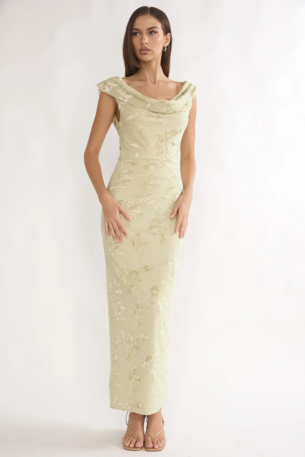 Samt-Maxikleid mit Wasserfall-Ausschnitt und Blumenmuster