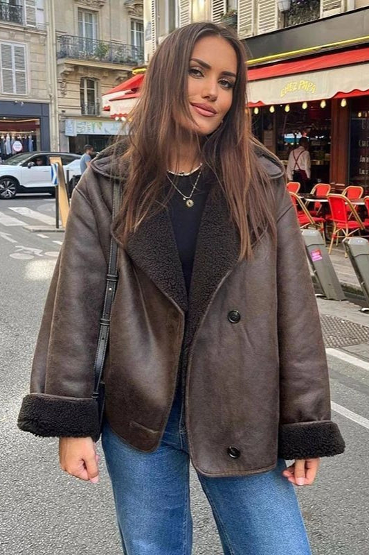 Locker geschnittene Jacke in Braun mit Kunstfellbesatz
