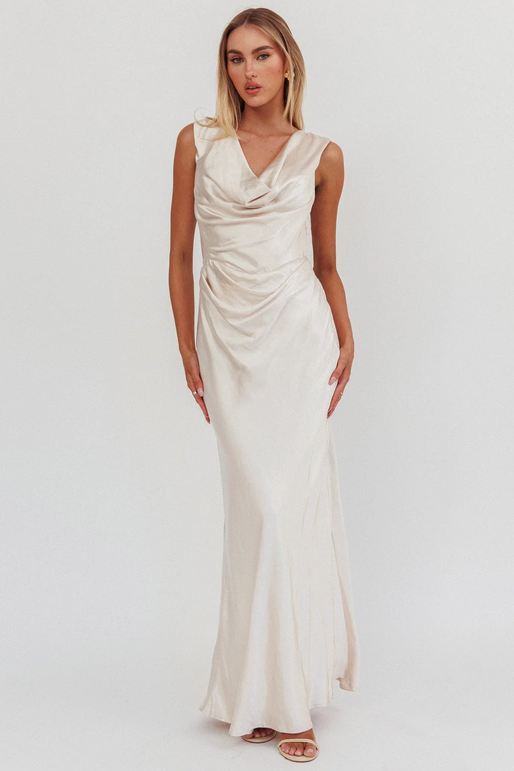 Chills – Satin-Maxikleid mit Wasserfall-Ausschnitt