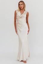 Chills – Satin-Maxikleid mit Wasserfall-Ausschnitt