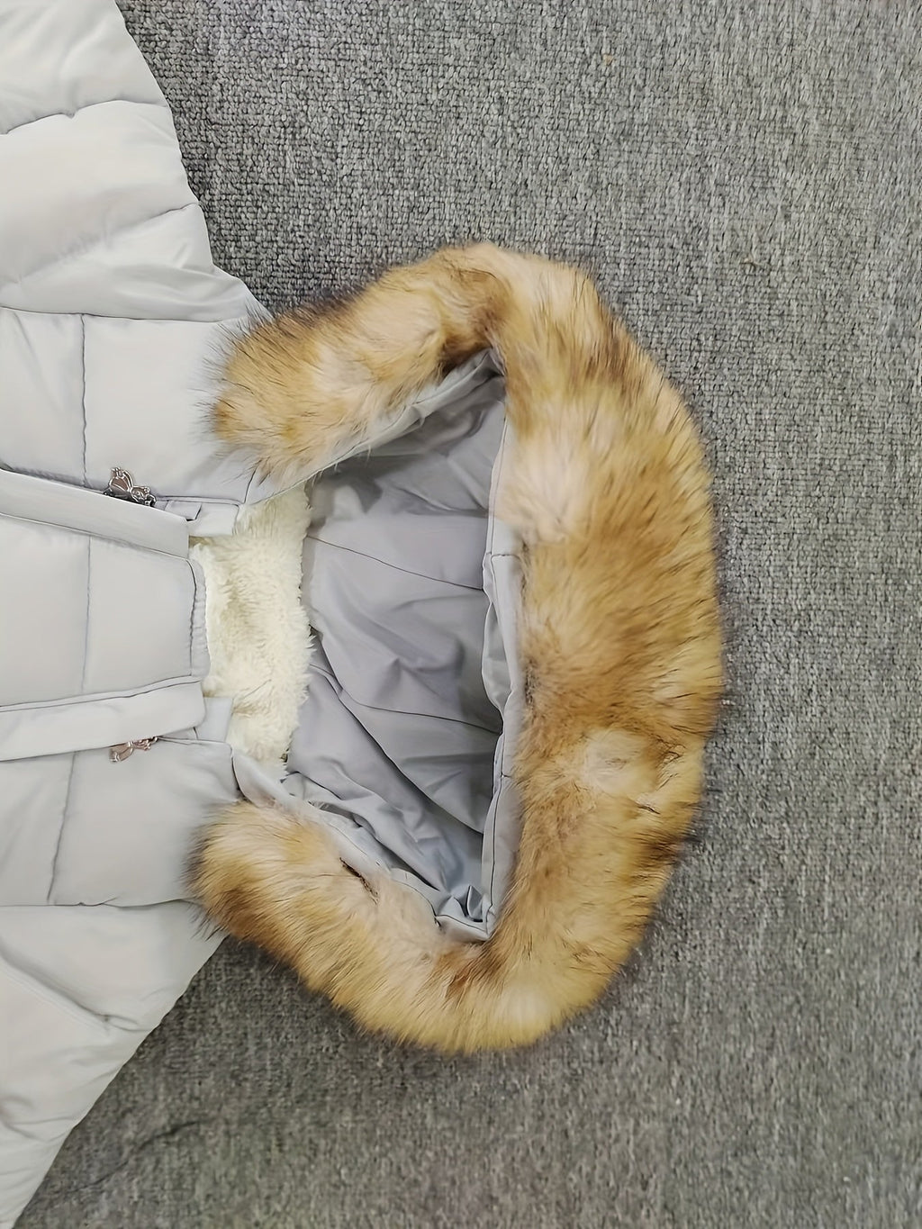 Frosty Baby Strampler – Luxus Winteroverall inklusive Kapuze für die kälteren Monate
