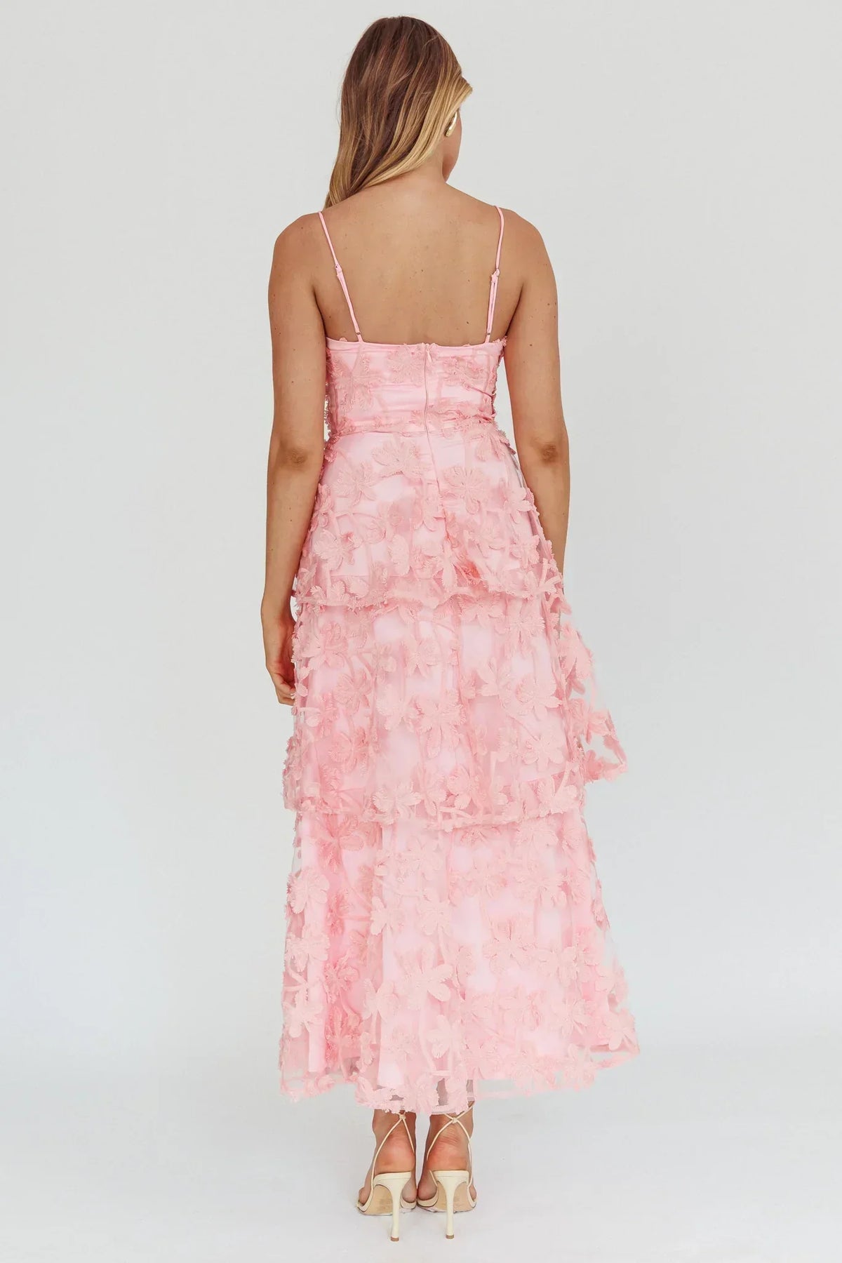 Dori – Spitzen-Maxikleid mit Rüschen und Volants