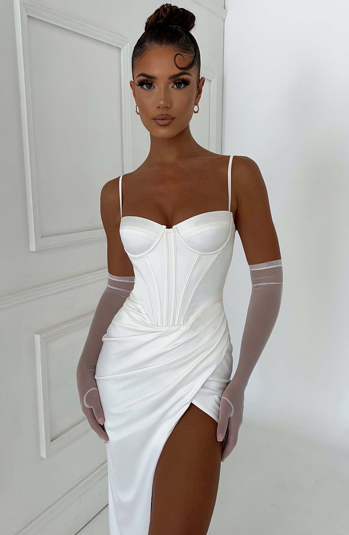 Despina – Satin-Maxikleid mit Beinschlitz und Korsett-Schnürung