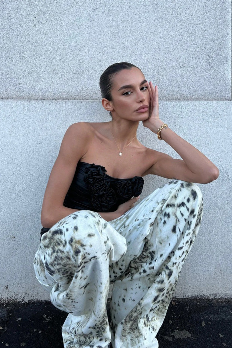 Jeans mit weitem Bein und Leopardenmuster in Weiß