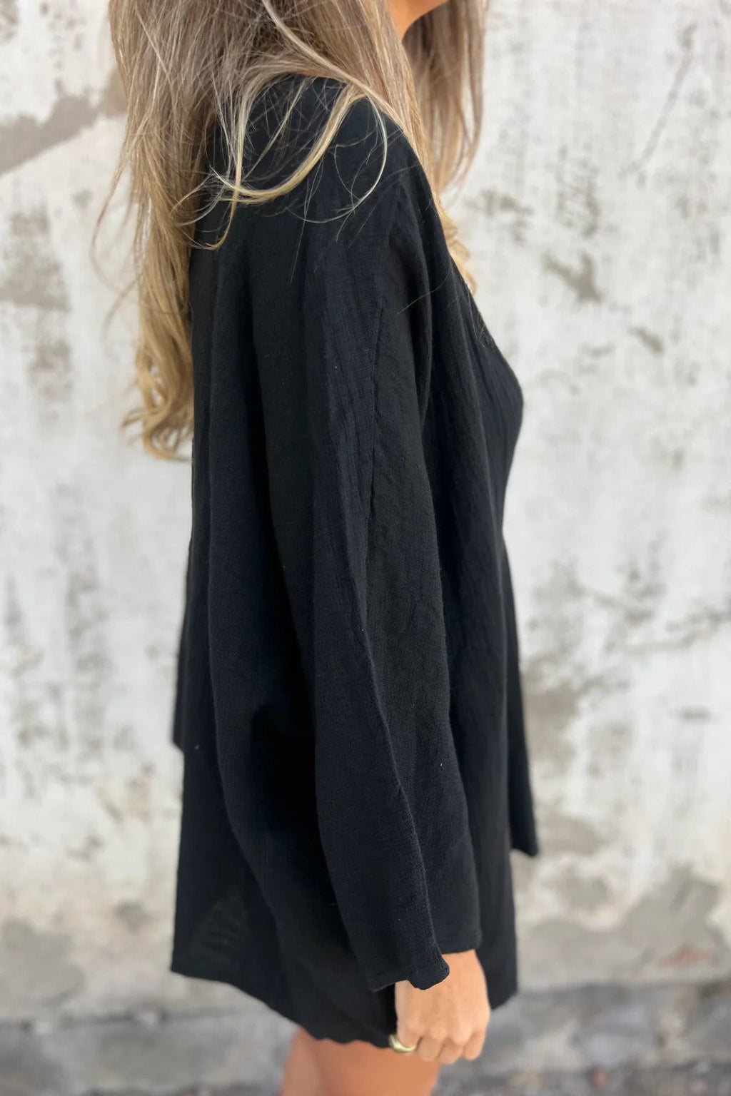 Locker geschnittene Strickjacke mit V-Ausschnitt und langen Ärmeln