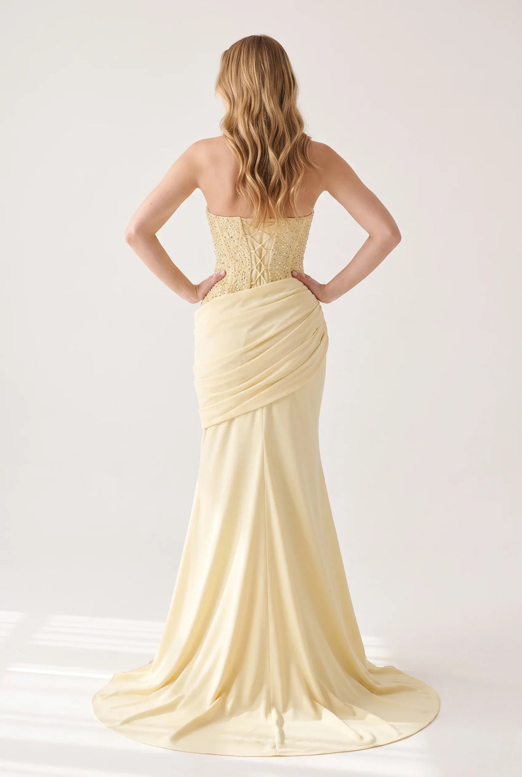 Spitzen-Maxikleid mit Neckholder und Korsett-Schnürung