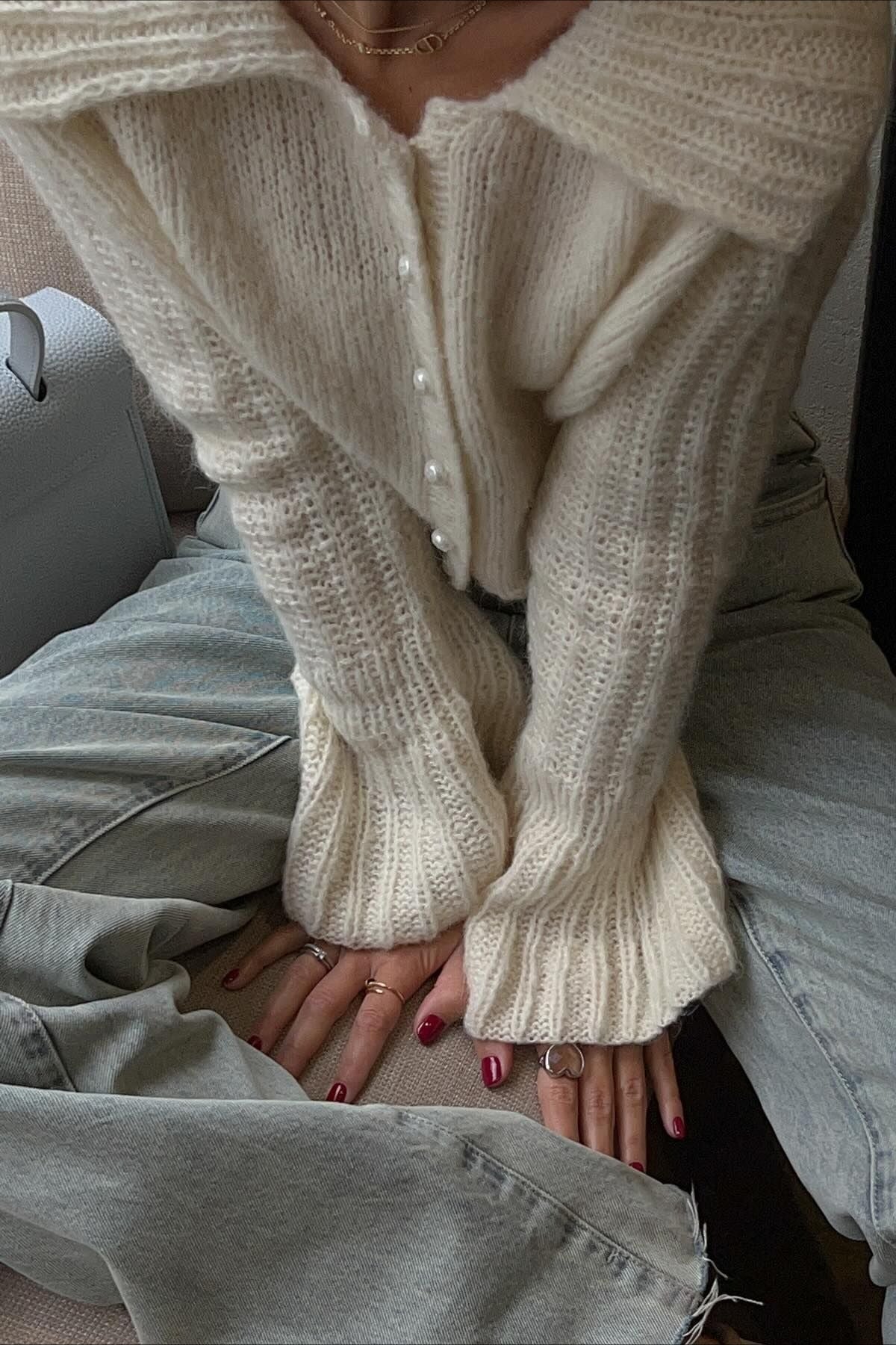Pullover mit Trompetenärmeln, ausgestelltem Schnitt und Strickstruktur