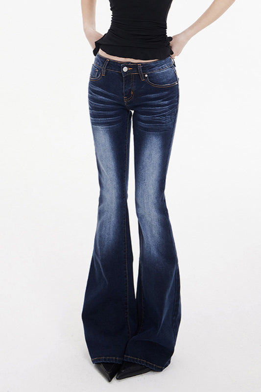Jeans mit ausgestelltem Schnitt und niedriger Taille in Dunkelblau